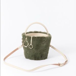 Cafune faux fur
Mini Basket Bucket Bag